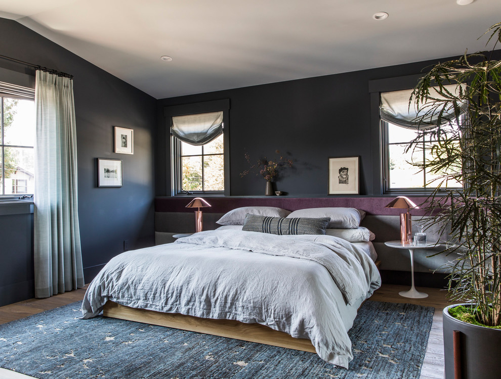 Esempio di una camera da letto contemporanea con pareti grigie, pavimento in legno massello medio e pavimento marrone