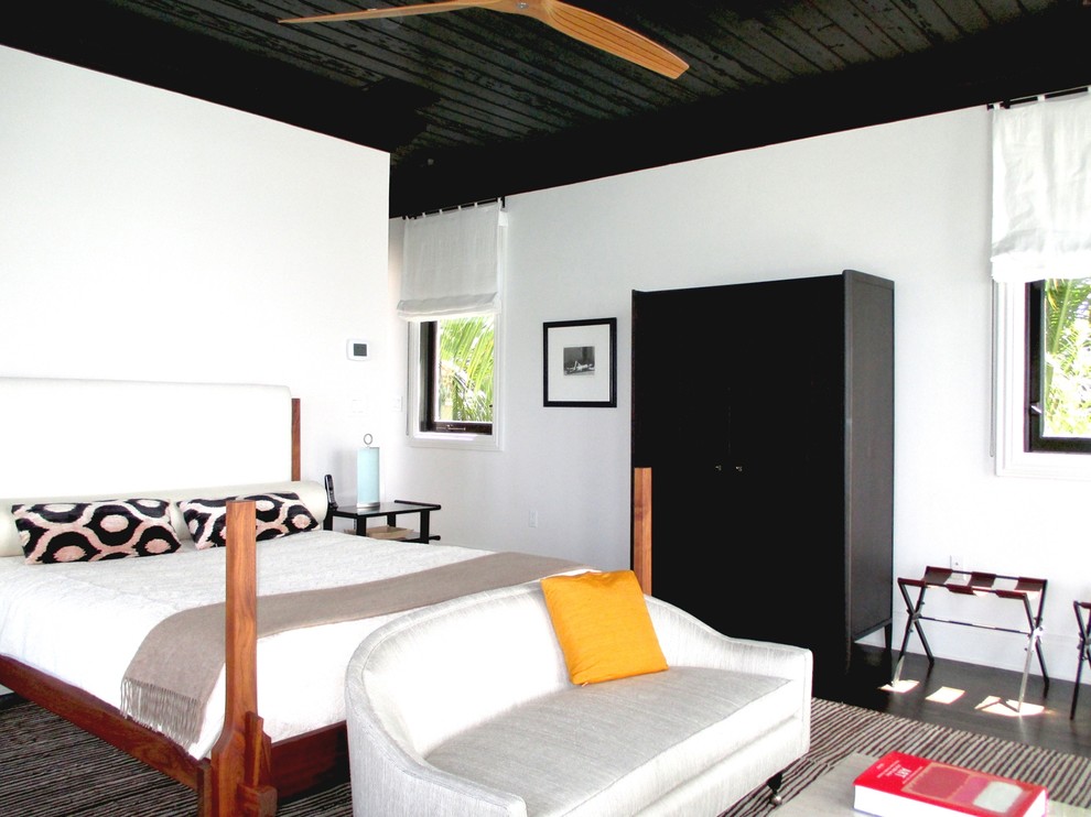 Идея дизайна: гостевая спальня (комната для гостей) в стиле фьюжн с белыми стенами и темным паркетным полом