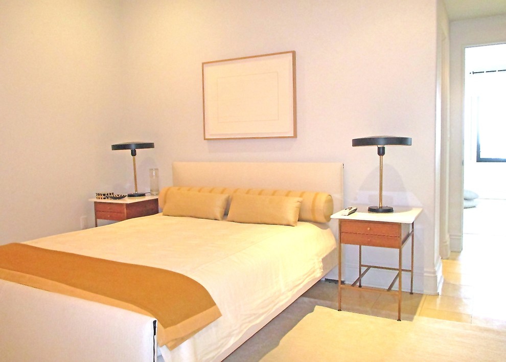 Diseño de dormitorio principal ecléctico con paredes blancas y suelo de cemento