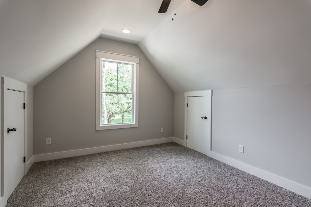 Idéer för att renovera ett stort lantligt gästrum, med grå väggar, heltäckningsmatta och grått golv