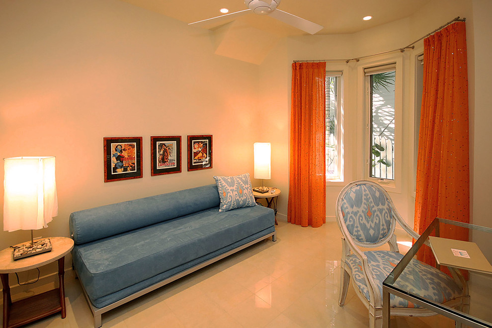 Mittelgroßes Eklektisches Gästezimmer mit beiger Wandfarbe, Marmorboden und beigem Boden in Miami