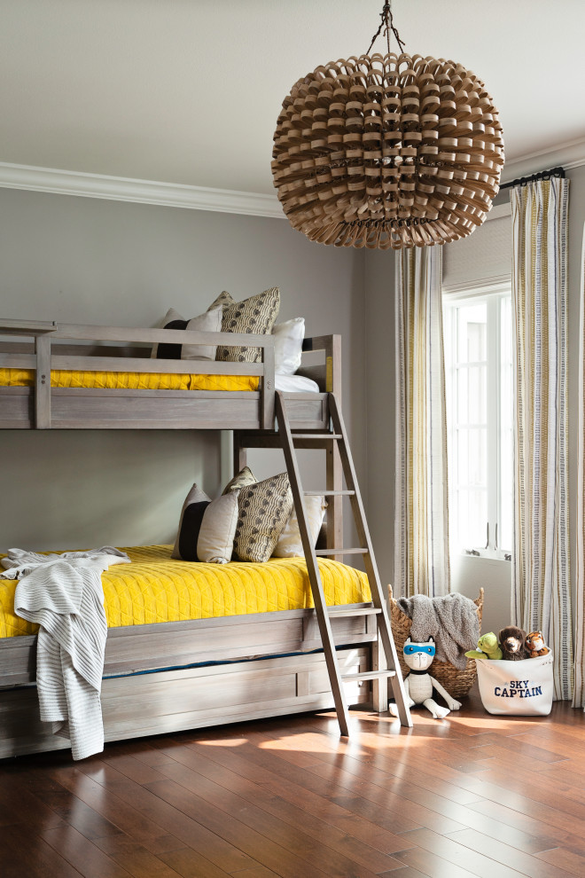 Foto di una camera da letto mediterranea di medie dimensioni con pareti grigie, pavimento in legno massello medio e pavimento marrone