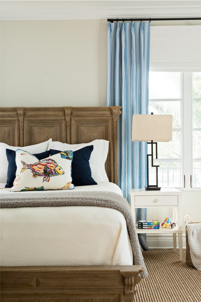 На фото: спальня среднего размера в средиземноморском стиле с бежевыми стенами и синими шторами с
