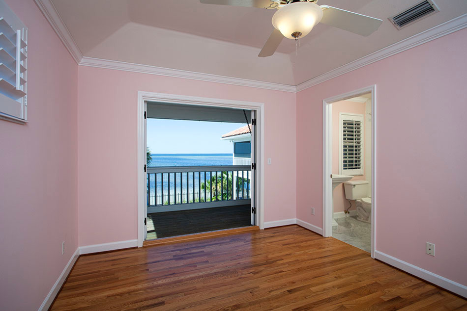 Idee per una camera da letto tropicale di medie dimensioni con pareti rosa e parquet chiaro