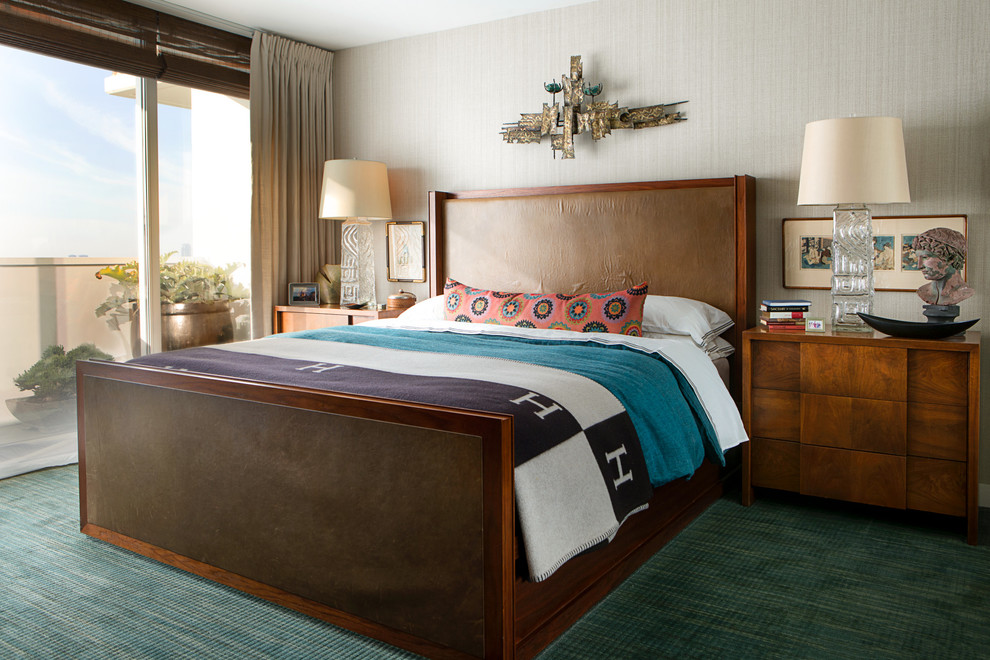 Идея дизайна: спальня в современном стиле с серыми стенами, ковровым покрытием и зеленым полом