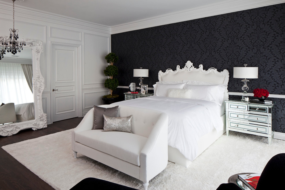 Стильный дизайн: большая хозяйская спальня в стиле неоклассика (современная классика) с черными стенами и темным паркетным полом без камина - последний тренд