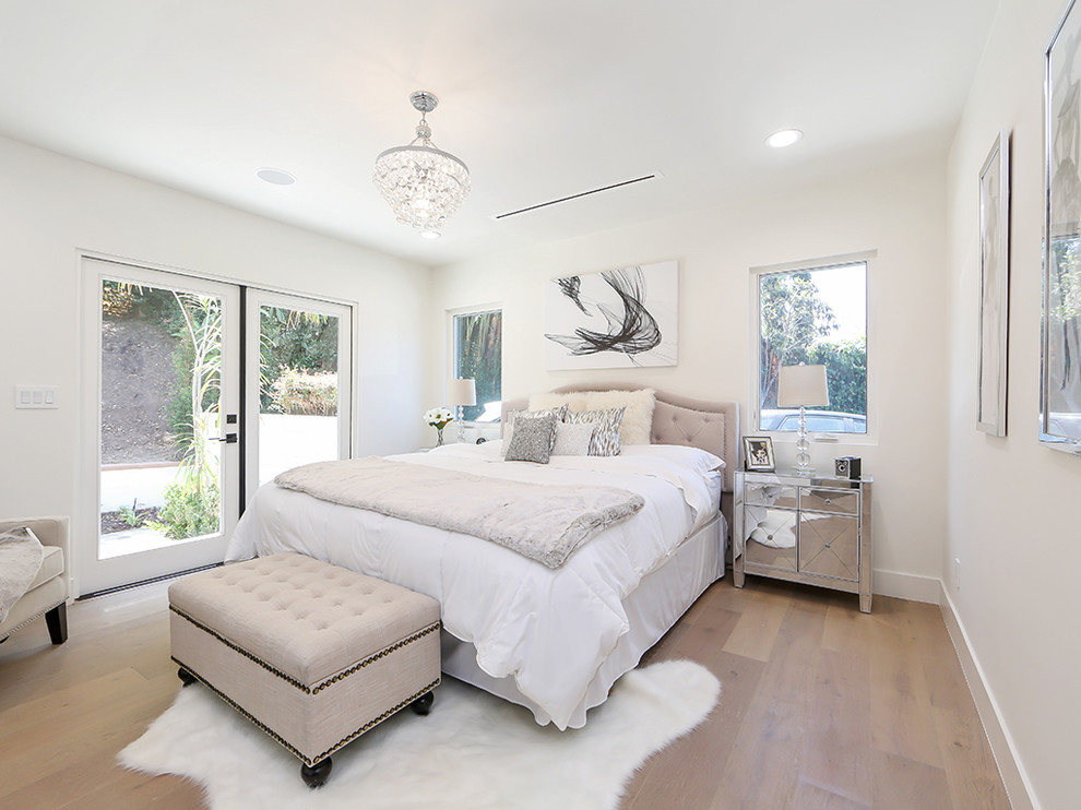 Mittelgroßes Shabby-Style Gästezimmer ohne Kamin mit weißer Wandfarbe und hellem Holzboden in Los Angeles