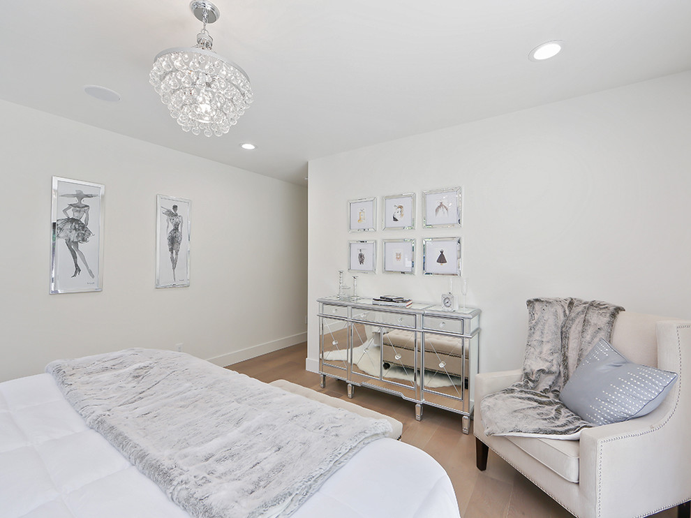 Идея дизайна: гостевая спальня среднего размера, (комната для гостей) в стиле шебби-шик с белыми стенами и светлым паркетным полом без камина