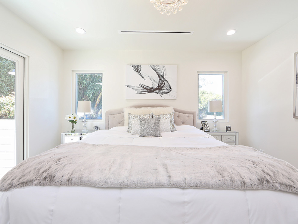 ロサンゼルスにある中くらいなシャビーシック調のおしゃれな客用寝室 (白い壁、淡色無垢フローリング、暖炉なし、照明) のレイアウト