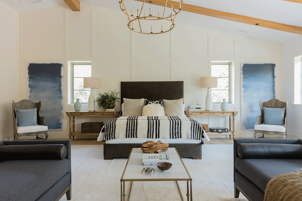 Идея дизайна: огромная хозяйская спальня в стиле кантри с белыми стенами, светлым паркетным полом и коричневым полом