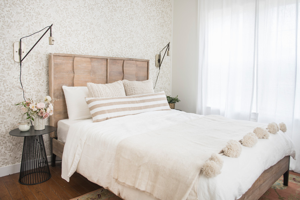 Ejemplo de dormitorio marinero sin chimenea con paredes multicolor y suelo de madera en tonos medios