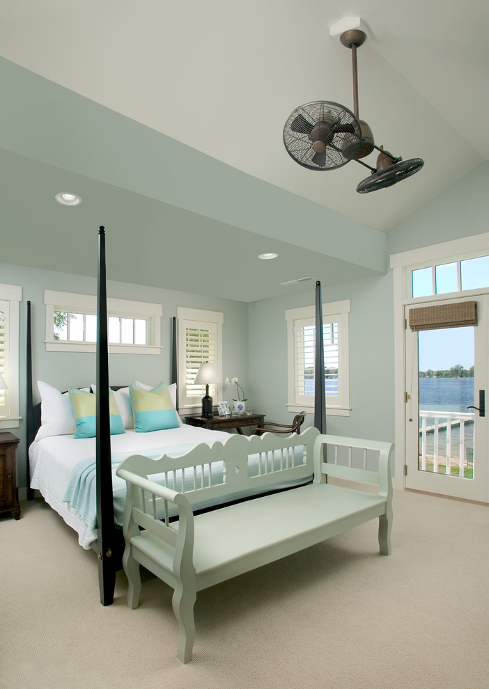 グランドラピッズにある広いビーチスタイルのおしゃれな主寝室 (緑の壁、カーペット敷き、ベージュの床) のインテリア