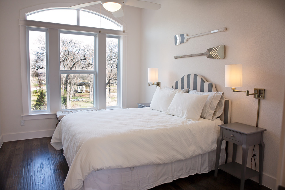Großes Maritimes Gästezimmer ohne Kamin mit weißer Wandfarbe, dunklem Holzboden und braunem Boden in Dallas