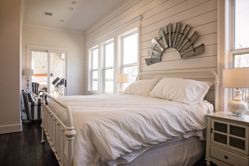 На фото: гостевая спальня среднего размера, (комната для гостей) в морском стиле с белыми стенами, темным паркетным полом и коричневым полом без камина с