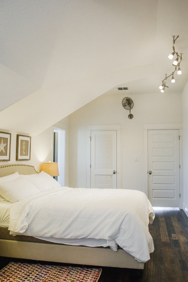 На фото: большая хозяйская спальня в классическом стиле с белыми стенами, темным паркетным полом и коричневым полом без камина