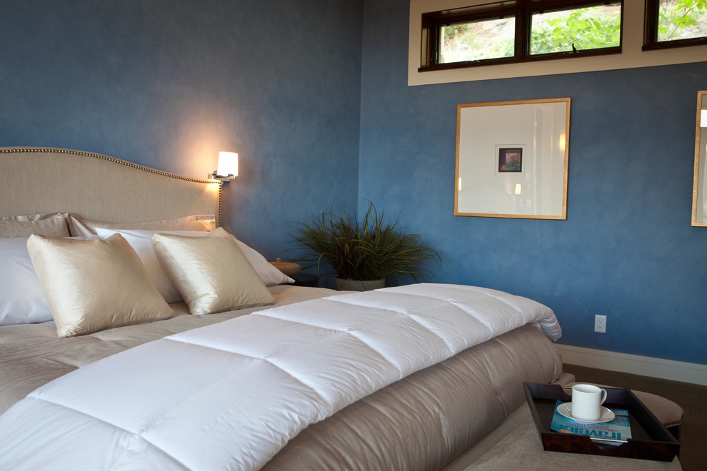 Пример оригинального дизайна: хозяйская спальня среднего размера в классическом стиле с синими стенами, ковровым покрытием и бежевым полом