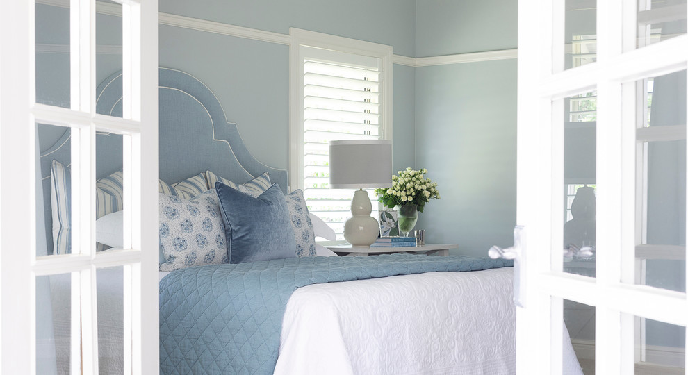 Ejemplo de dormitorio principal marinero grande con paredes azules, moqueta y suelo beige