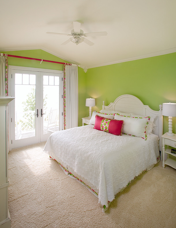 グランドラピッズにある広いトラディショナルスタイルのおしゃれな主寝室 (緑の壁、カーペット敷き)