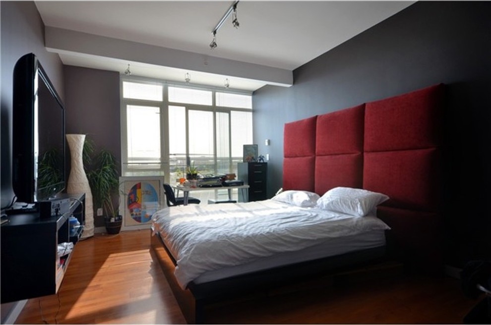 Bedroom - modern bedroom idea in Vancouver