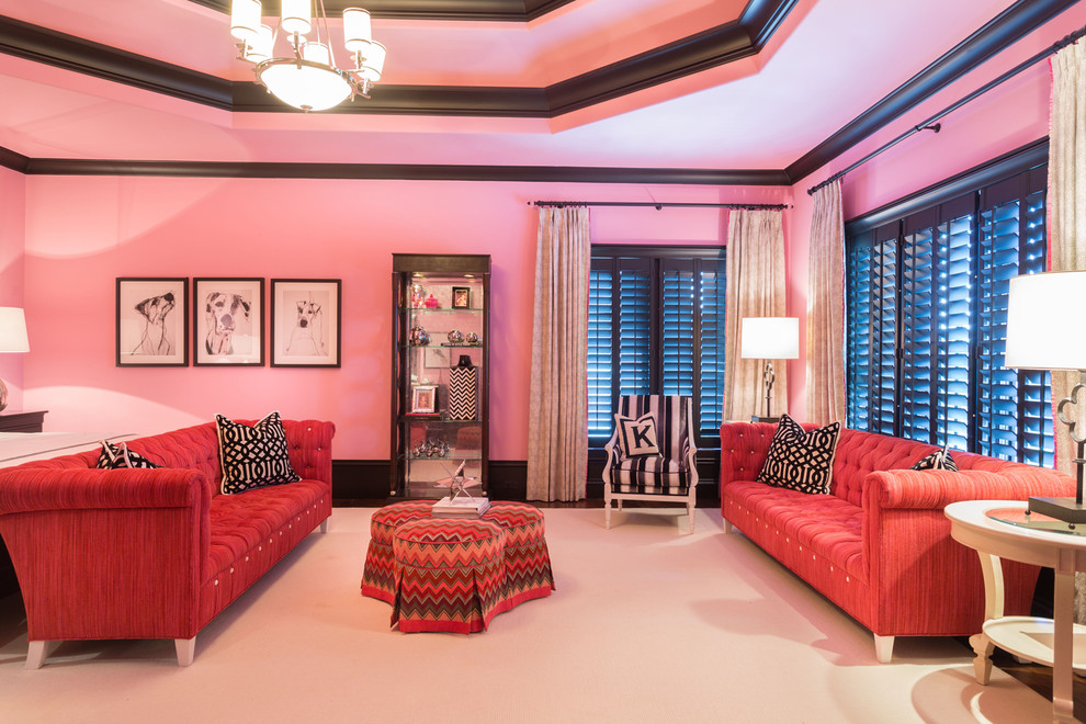 Ejemplo de habitación de invitados ecléctica grande sin chimenea con paredes rosas y suelo de madera en tonos medios