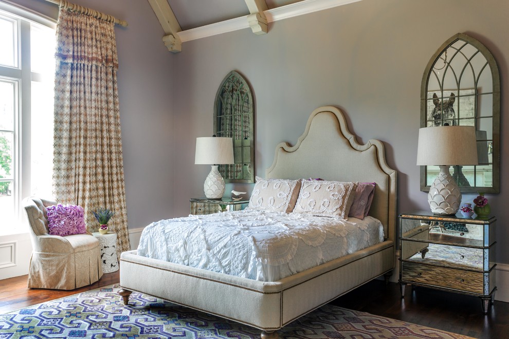 Идея дизайна: большая гостевая спальня (комната для гостей) в стиле шебби-шик с серыми стенами и темным паркетным полом без камина