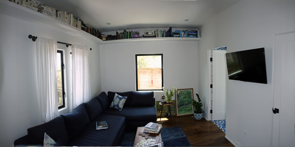 Immagine di una camera degli ospiti minimal di medie dimensioni con pareti bianche e parquet scuro