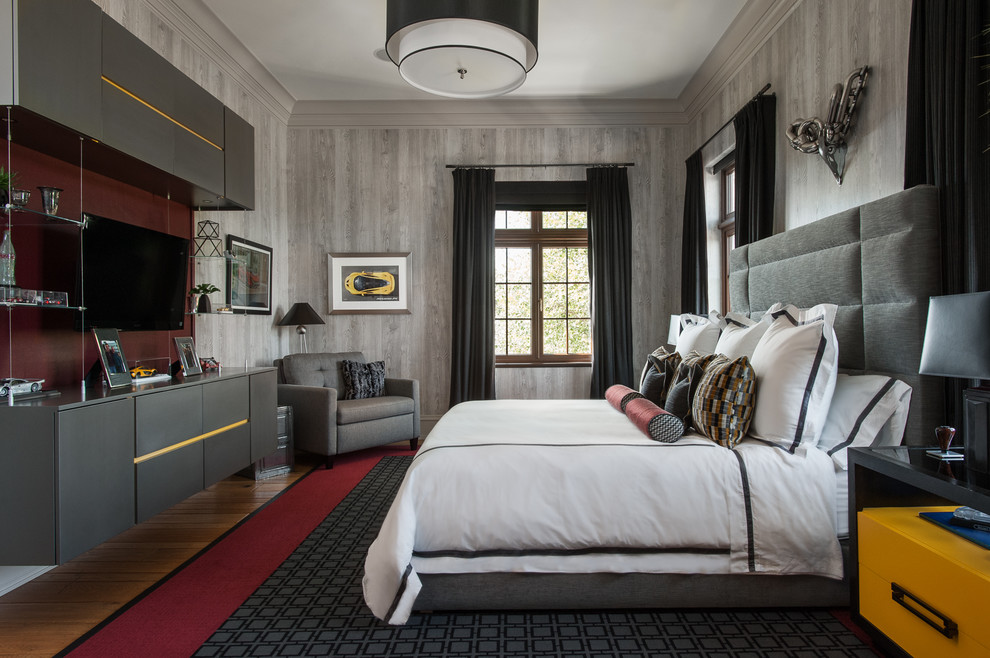 Imagen de dormitorio tradicional renovado con paredes grises, suelo de madera en tonos medios y suelo marrón