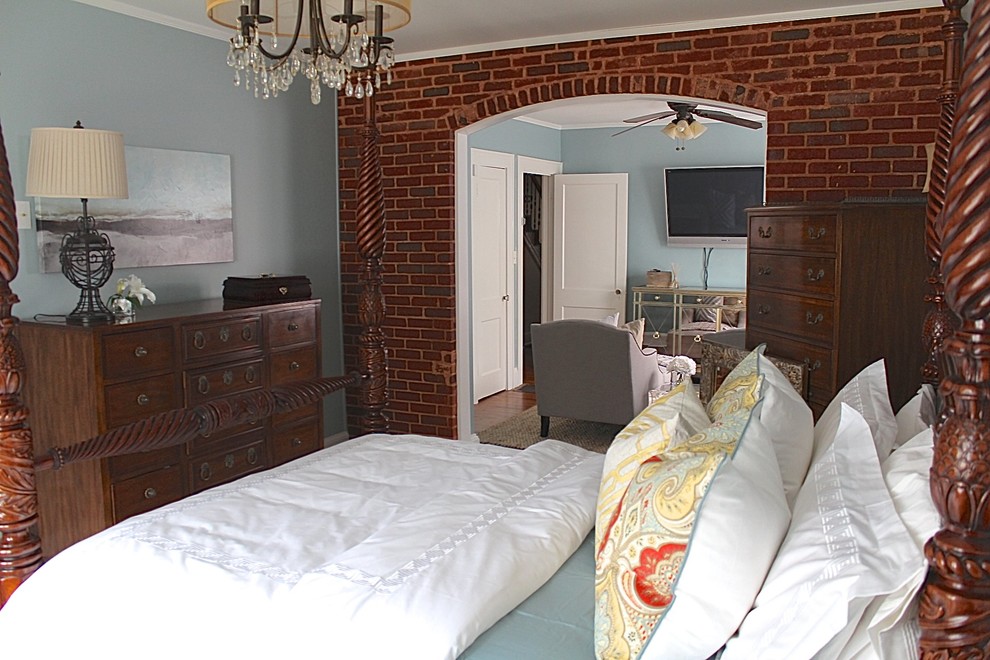 Идея дизайна: большая хозяйская спальня в классическом стиле с синими стенами
