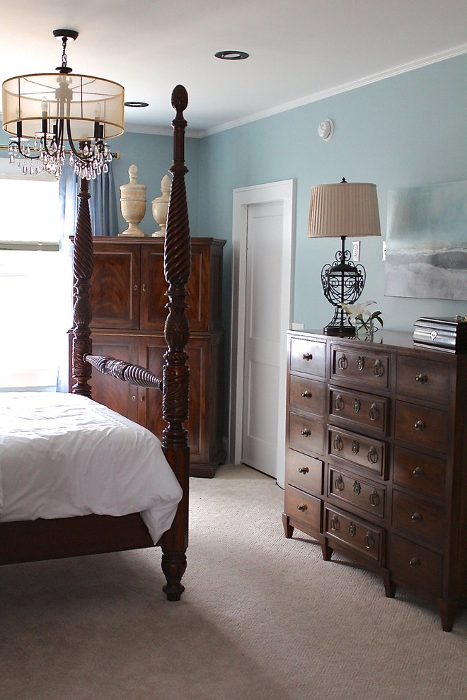 Пример оригинального дизайна: большая хозяйская спальня в классическом стиле с синими стенами