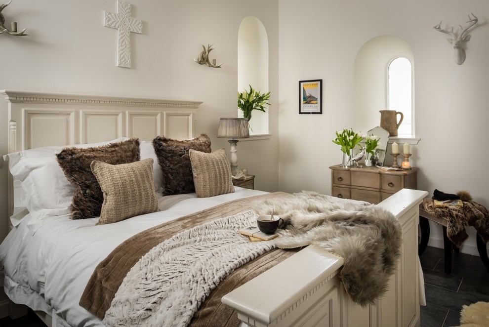 Ejemplo de dormitorio de estilo de casa de campo de tamaño medio con paredes blancas y suelo negro