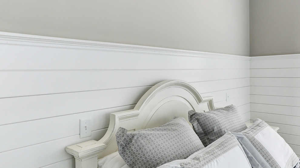 Foto de dormitorio tipo loft costero con paredes grises, moqueta y suelo beige