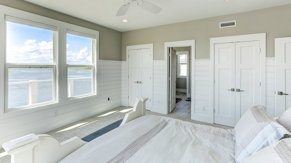 Aménagement d'une chambre avec moquette bord de mer avec un mur gris et un sol beige.