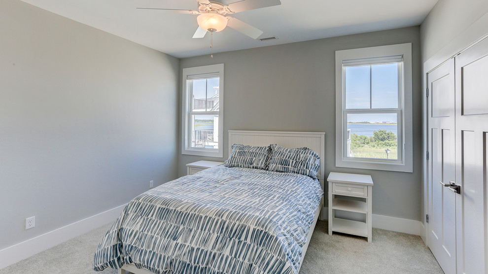 Foto di una camera da letto costiera con pareti grigie, moquette e pavimento beige