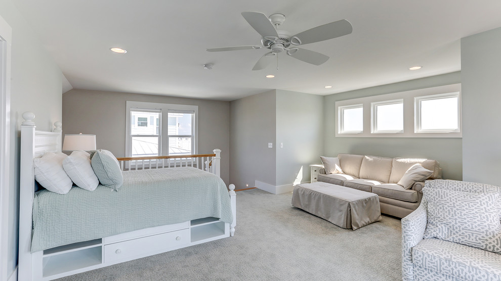 Maritimes Schlafzimmer im Loft-Style mit grauer Wandfarbe, Teppichboden und beigem Boden in Sonstige
