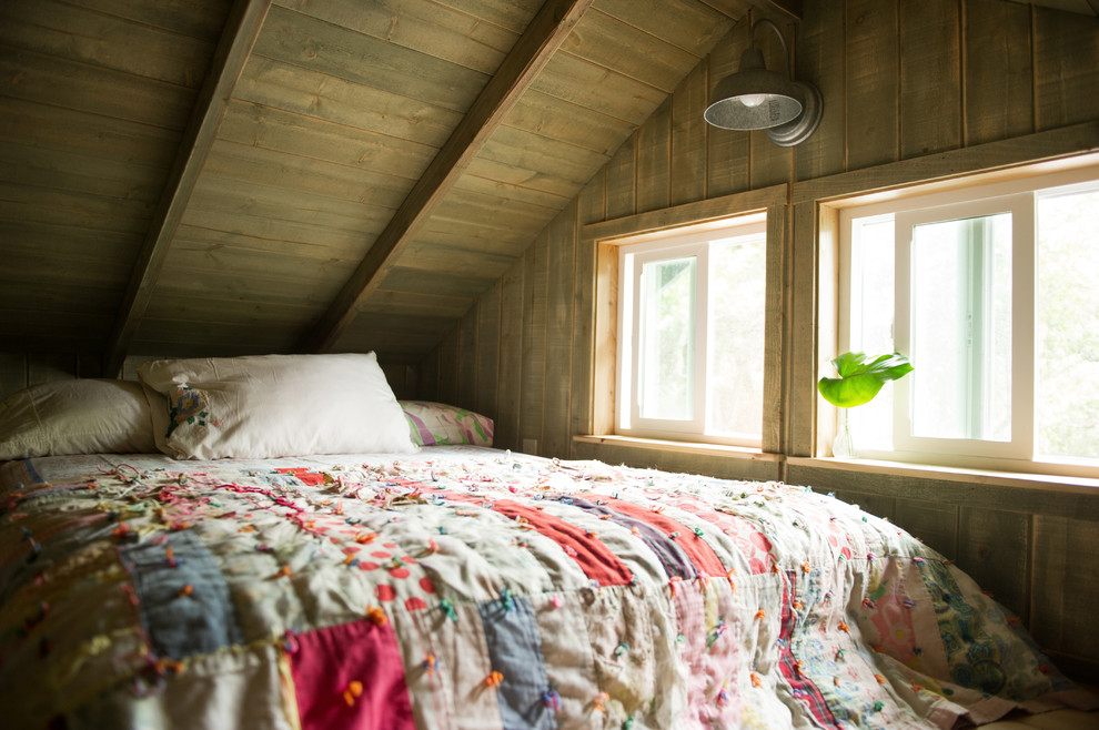 На фото: спальня в морском стиле без камина