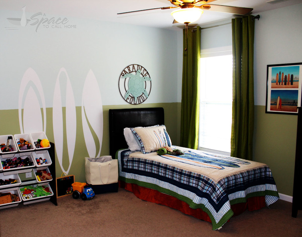 Пример оригинального дизайна: гостевая спальня среднего размера, (комната для гостей) в морском стиле с зелеными стенами и ковровым покрытием