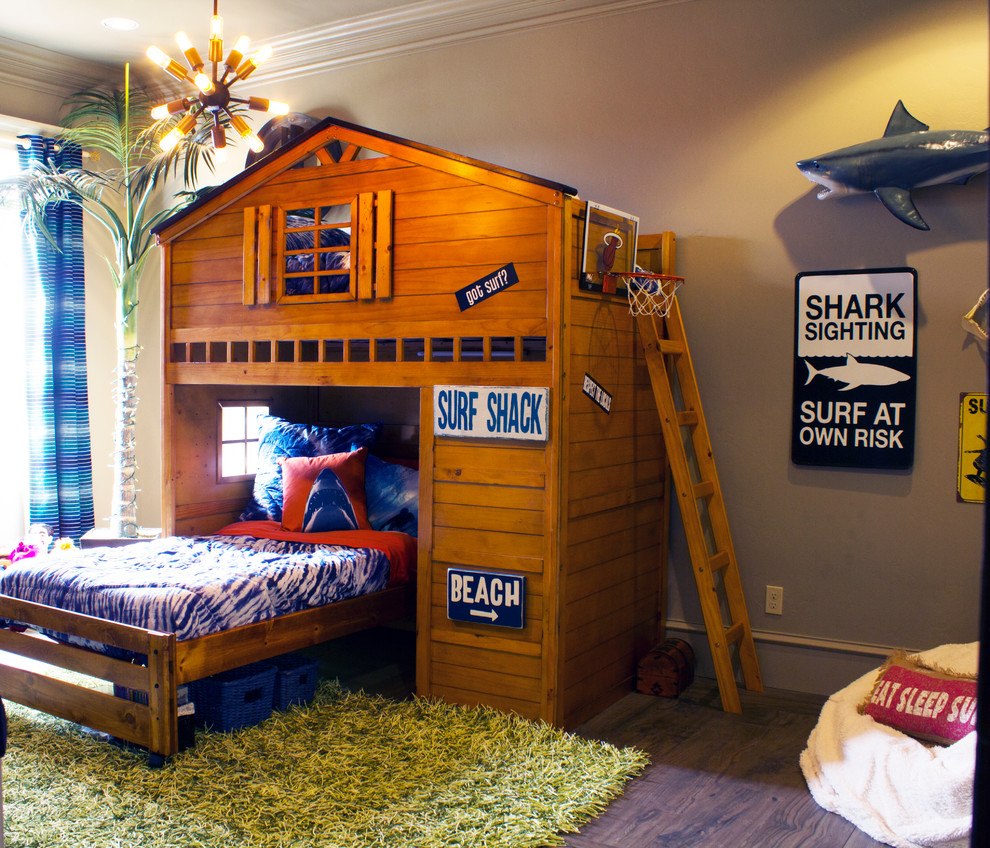 Источник вдохновения для домашнего уюта: большая спальня в морском стиле с серыми стенами и паркетным полом среднего тона