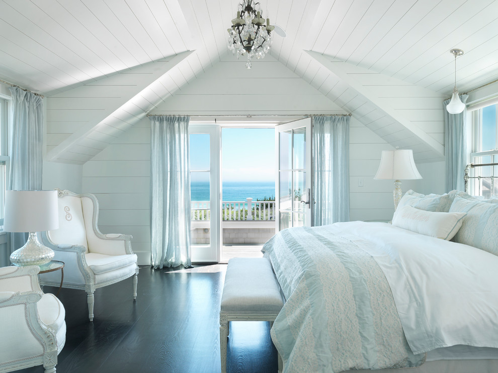Пример оригинального дизайна: спальня в морском стиле с белыми стенами и темным паркетным полом