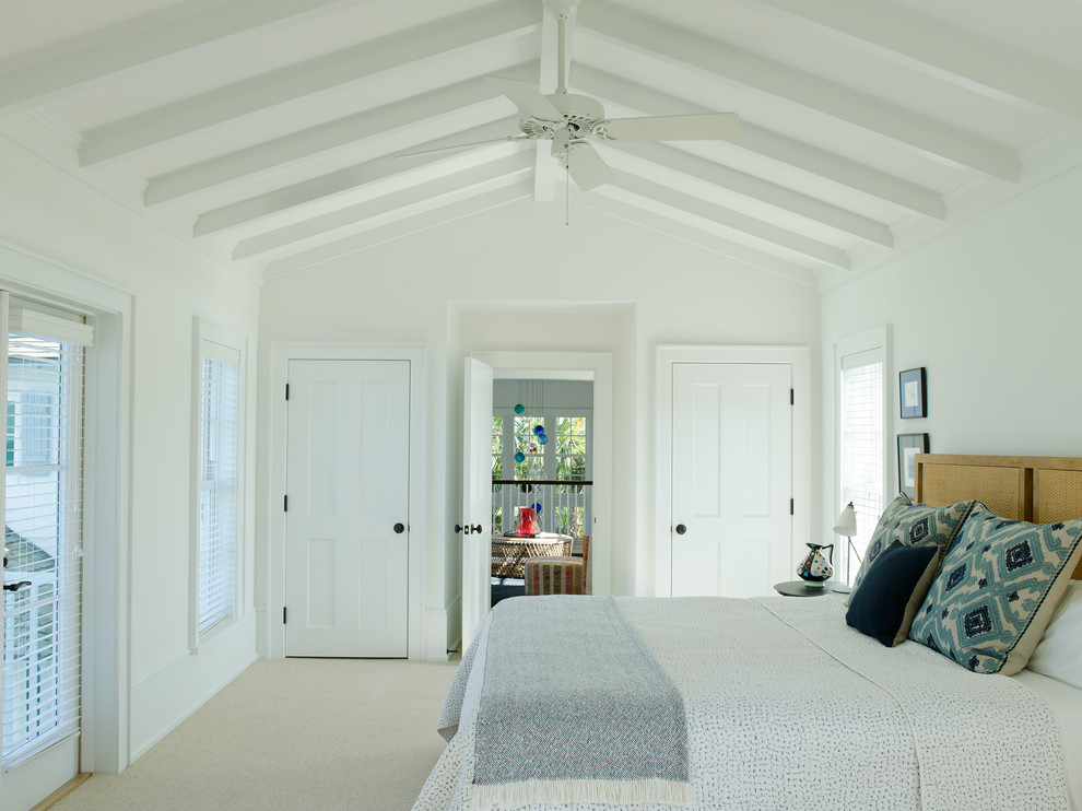 На фото: хозяйская спальня среднего размера в морском стиле с белыми стенами и светлым паркетным полом с