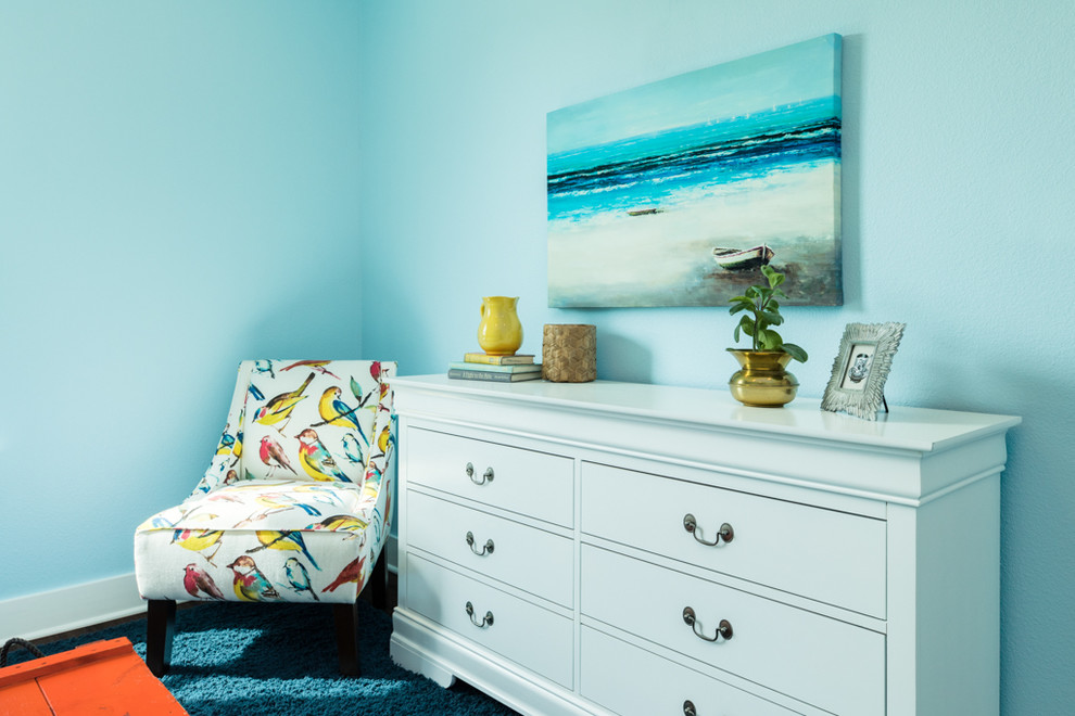 Ejemplo de dormitorio principal marinero de tamaño medio con paredes azules, moqueta y suelo azul