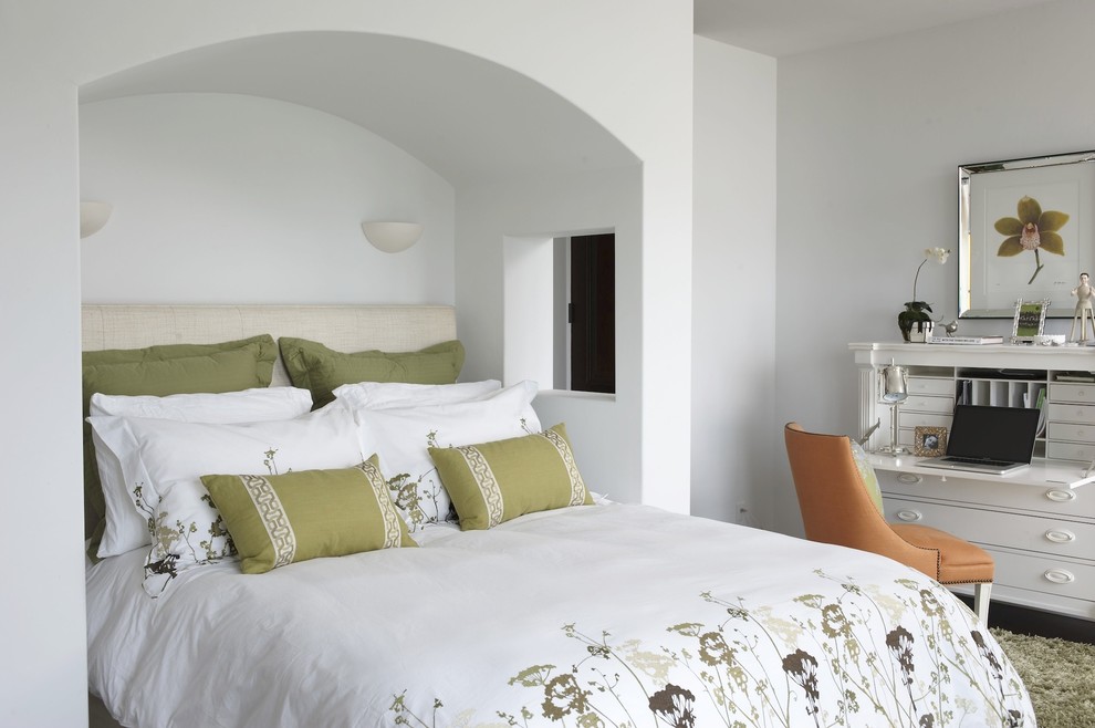Foto de dormitorio clásico con paredes grises y suelo de madera oscura