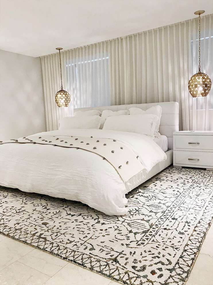 Imagen de dormitorio principal minimalista de tamaño medio con paredes grises, suelo de baldosas de porcelana y suelo beige