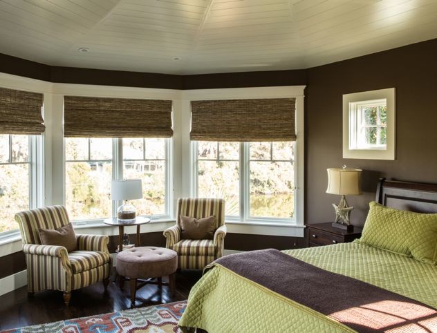 Diseño de habitación de invitados tradicional renovada grande con paredes marrones y suelo de madera en tonos medios