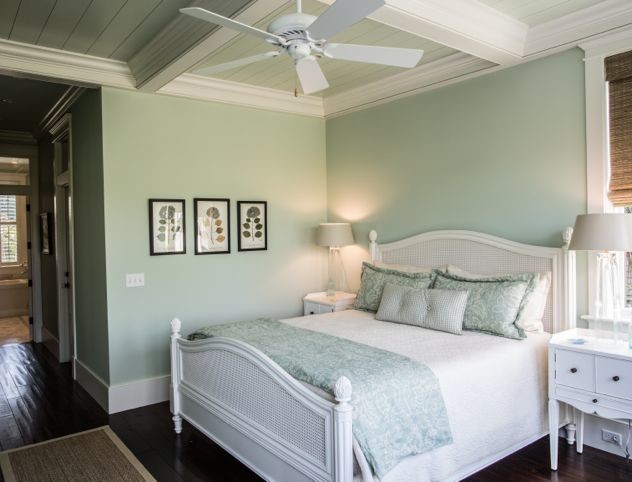 Источник вдохновения для домашнего уюта: хозяйская спальня среднего размера в стиле неоклассика (современная классика) с зелеными стенами и паркетным полом среднего тона