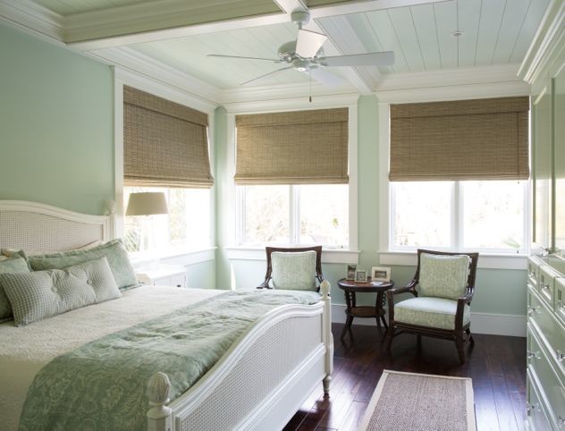 Mittelgroßes Klassisches Hauptschlafzimmer mit grüner Wandfarbe und braunem Holzboden in Charleston