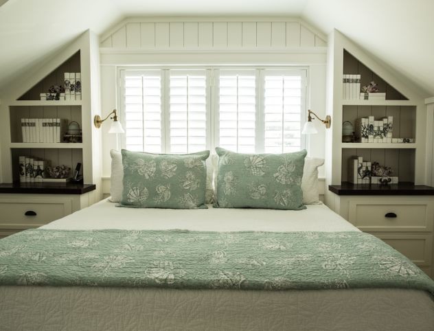 Modelo de habitación de invitados tradicional renovada pequeña con paredes blancas y moqueta