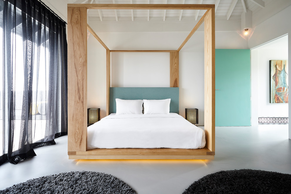 Esempio di una camera da letto design con pareti bianche e pavimento bianco
