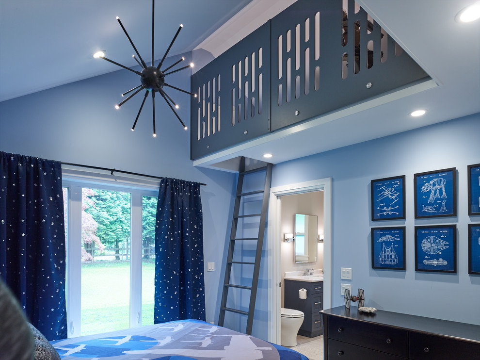 Mittelgroßes Klassisches Schlafzimmer ohne Kamin mit blauer Wandfarbe, Teppichboden und beigem Boden in Vancouver