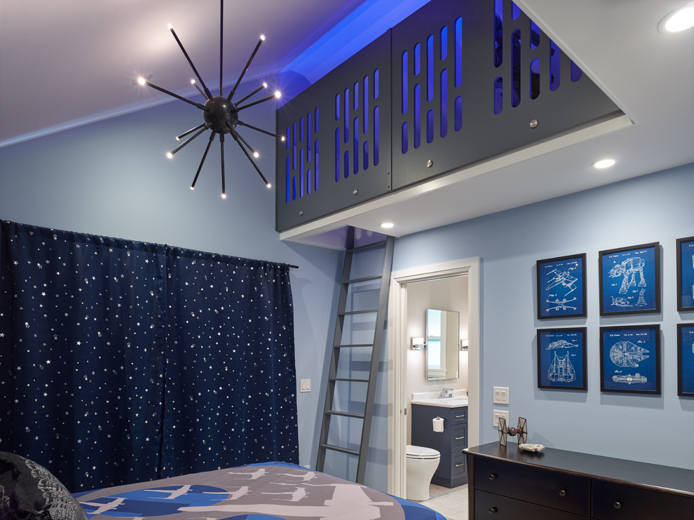 Exempel på ett mellanstort klassiskt sovrum, med blå väggar, heltäckningsmatta och beiget golv