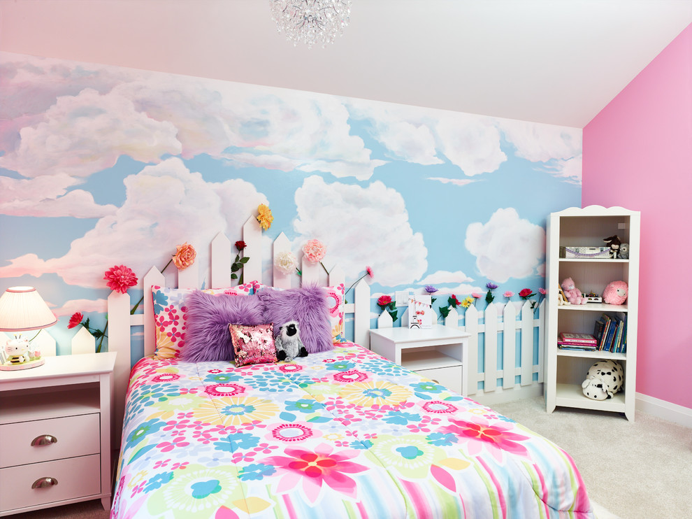 На фото: большая спальня в стиле неоклассика (современная классика) с розовыми стенами, ковровым покрытием и бежевым полом без камина с